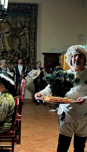 4 AVRIL 2026: Le Chevalier Stéphane Sausin avec la Croix de l&rsquo;ordre  était au tournage d&rsquo;un épisode de la vie de Catherine de Medicis