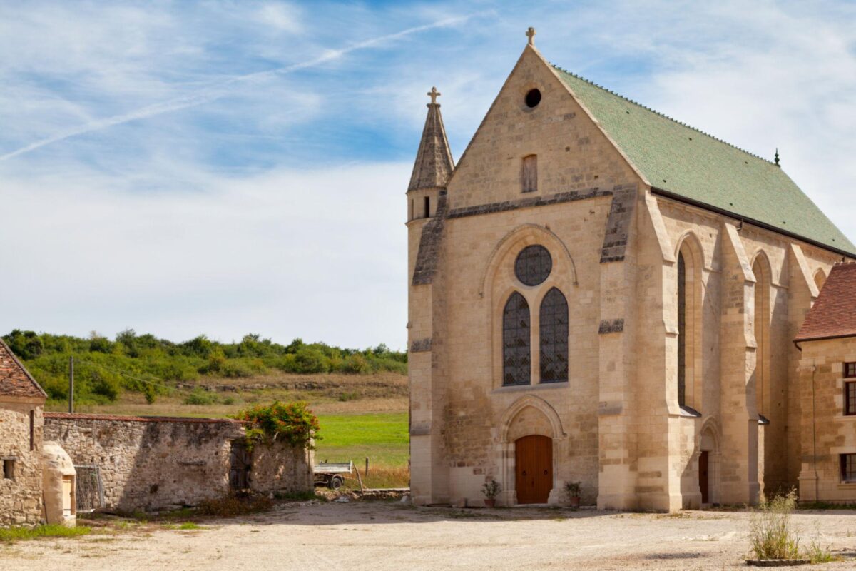 Évocation artistique d'une commanderie médiévale de l'Ordre de Saint-Lazare en France